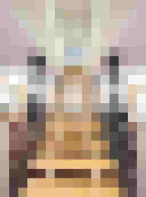 Moderne Holztreppe in einem eleganten Innenraum, architektonisches Highlight für Luxushotels.