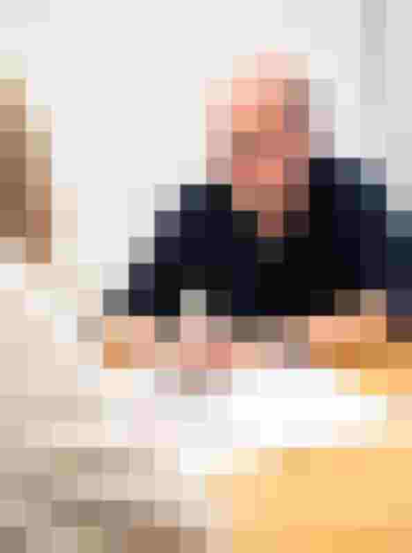 Ein Architekt diskutiert Baupläne für luxuriöse Hotelprojekte bei Thurner Generalplanung.